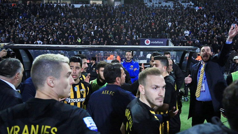 Η ΑΕΚ καταγγέλλει κλίμα τρομοκρατίας και τον Σαββίδη για οπλοφορία